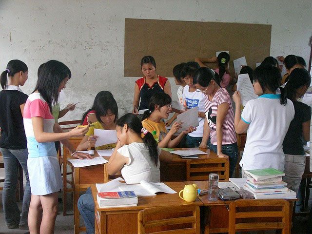 Profesión de cuidador de niños en guarderías o centros educativos.