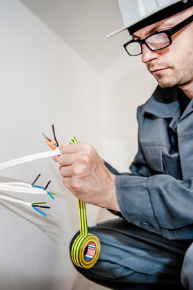 Profesión de ensamblador de equipos eléctricos y electrónicos.