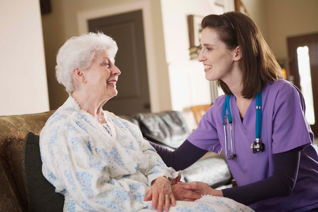 Profesión de auxiliar de geriatría o gerocultor.