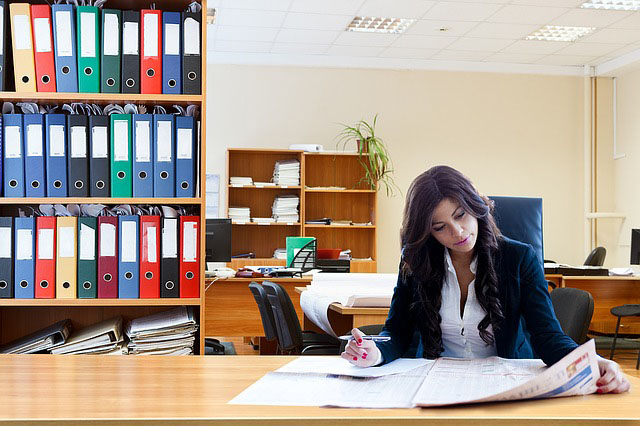 Profesión de empleado de biblioteca y archivo.